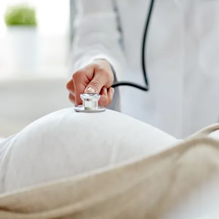 صورة لطبيب يفحص امرأة حامل 