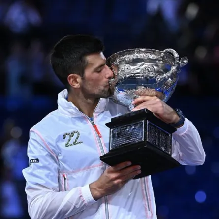 نوفاك ديوكوفيتش يحرز اللقب العاشر في بطولة أستراليا المفتوحة. الصورة من الحساب الرسمي لـNovak Djokovic على تويتر