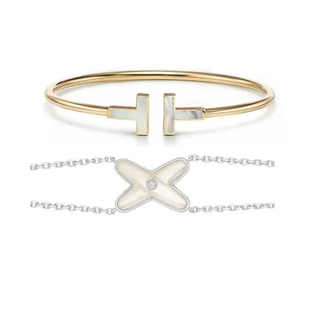 أساور ذهب مرصوفة بعرق اللؤلؤ لإطلالة ناعمة تناسبكِ في أوقات العمل