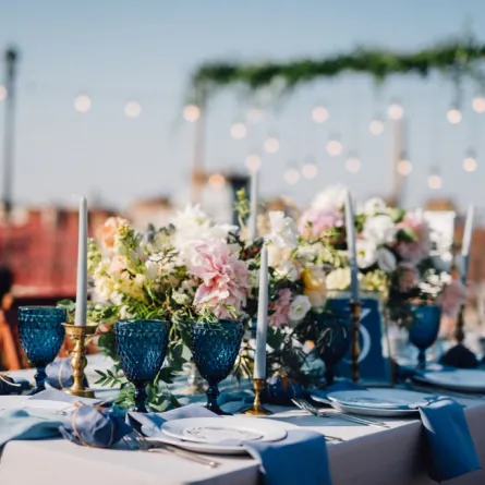 الأزرق والذهبي لديكورات حفل الزفاف