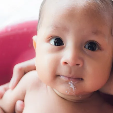 صورة لطفل رضيع يعاني من القيء