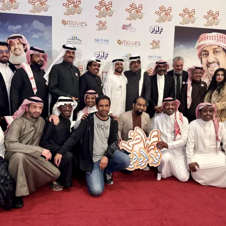 طاقم الفيلم والحضور في صورة جماعية