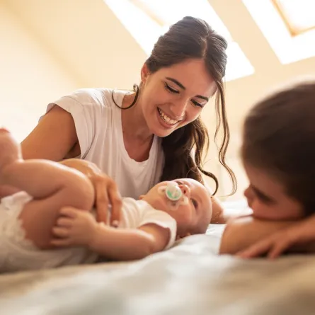 صورة لطفل يمرح وسط أمه واخته