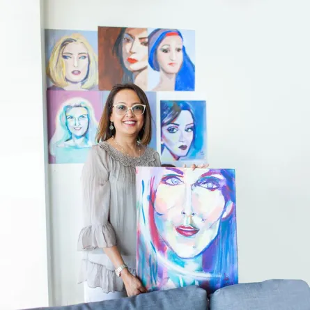 التشكيليّة والكاتبة هناء حجازي: الفنُ يمنحني البهجةَ والسلامَ 