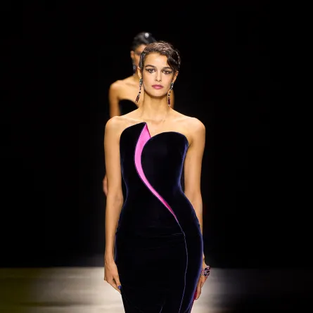 موديلات فساتين خطوبة مخملية لشتاء 2023 من جيورجيو أرماني بريفيه Giorgio Armani Prive