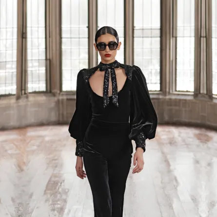 جمبسوت مخمل باللون الأسود من  إدوارد كروتشلي Edward Crutchley