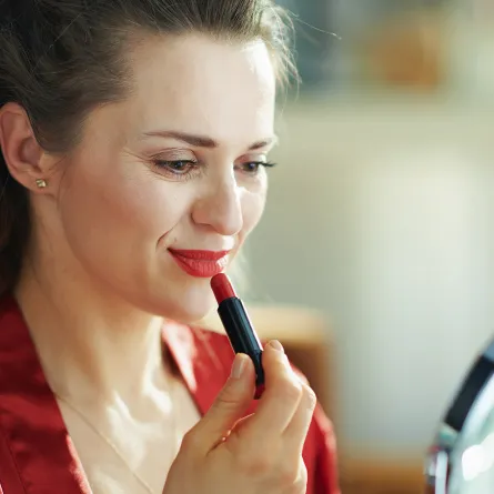 قواعد اختيار أحمر الشفاه للمرأة الخمسينية