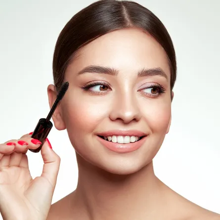 طريقة عمل ماسكرا لتطويل الرموش بخطوات سهلة