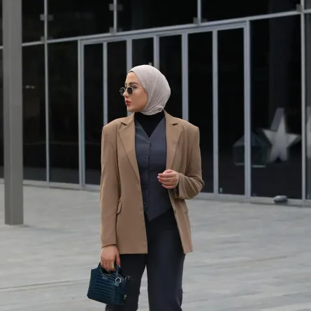 شهد ناصر بإطلالة حيادية الألوان- الصورة من حسابها على انستغرام