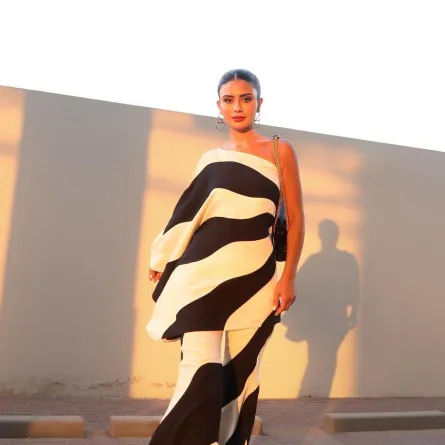 ديما الأسدي بإطلالة أنيقة باللونين الأسود والأبيض