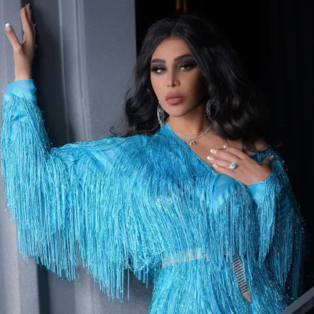 أحلام بفستان باللون الأزرق -الصورة من حسابها الرسمي على انستغرام