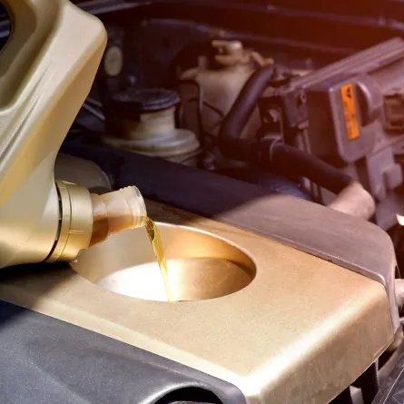 ما هي فوائد استخدام زيت المحرك الصناعي على الزيت التقليدي؟