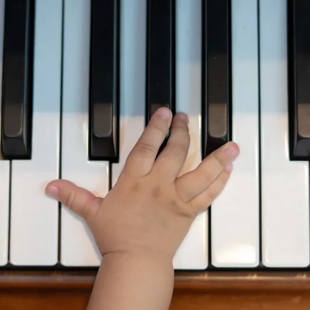 طفل يعاني من التوحد ويمتلك موهبة موزارت في عزف البيانو