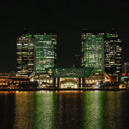 أبوظبي تضيء أبرز معالمها الأيقونية بألوان علم المملكة العربية السعودية احتفاءً بيوم التأسيس السعودي - الصورة من مكتب أبوظبي الإعلامي على تويتر