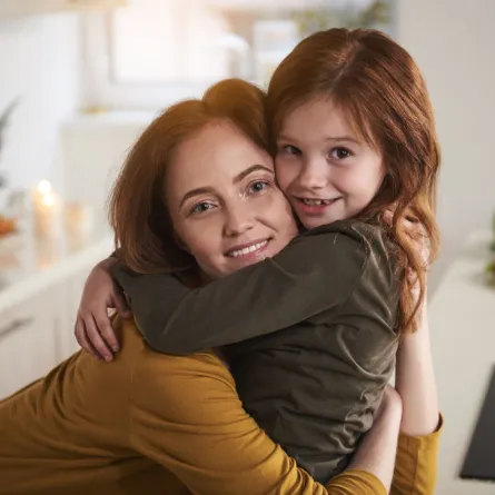 صورة طفلة تعانق أمها