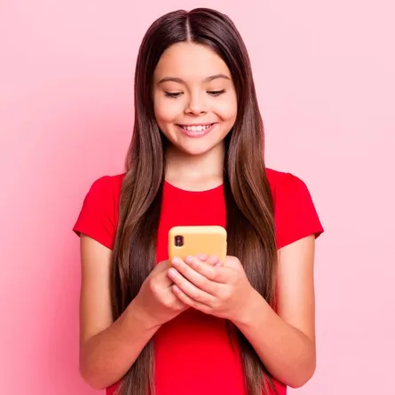 صورة لطفلة تمسك بالموبايل