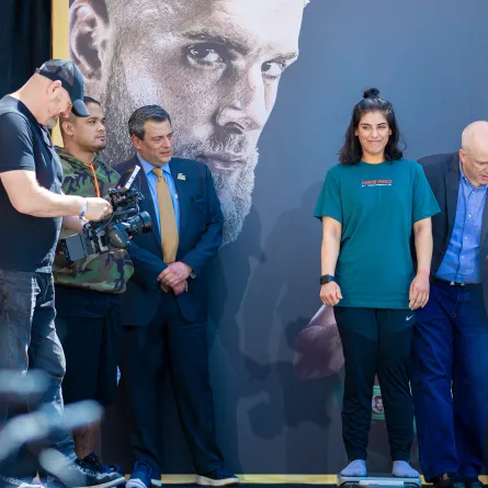 رغد النعيمي أول امرأة سعودية تشارك في نزال الحقيقة بالدرعية - الصورة من حساب وزارة الرياضة على تويتر