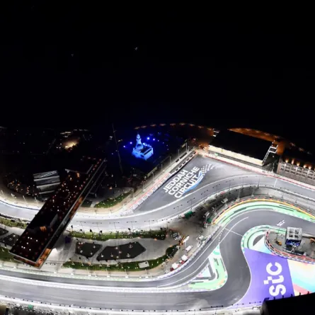 مرور جدة يعلن غلق طريق الكورنيش الفرعي استعدادا لسباق الفورمولا1 - الصورة من حساب السباق على تويتر