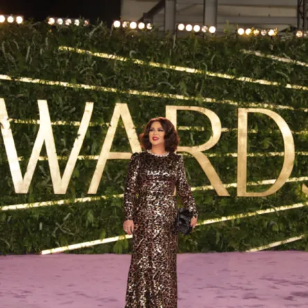 الفنانة نوال الكويتية تحصد جائزة صنّاع الترفيه الفخرية في حفل Joy Awards- الصورة من المركز الإعلامي لموسم الرياض 