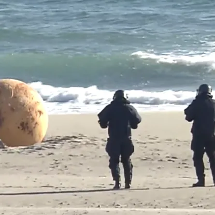 اليابان تكشف لغز الكرة الحديدية الغامضة التي ظهرت على أحد شواطئها - الصورة من وكالة NHK