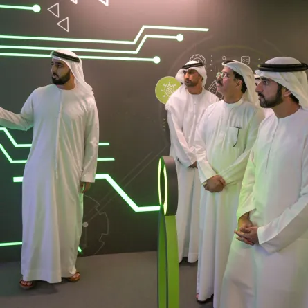 حمدان بن محمد يدشن أكبر مركز بيانات أخضر يعمل بالطاقة الشمسية في العالم - الصورة من وام