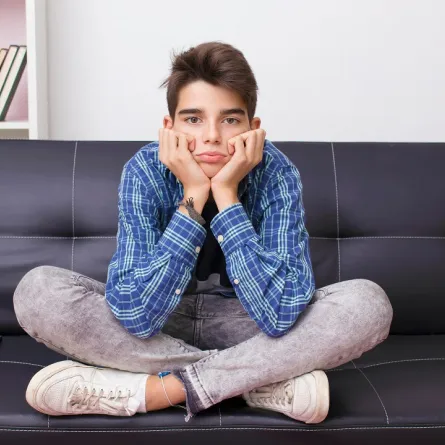 صورة لطفل يشعر بالفراغ والملل