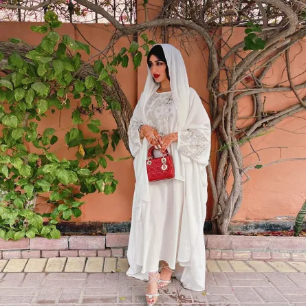 موديلات عبايات باللونين الأبيض والرمادي على طريقة المدونات