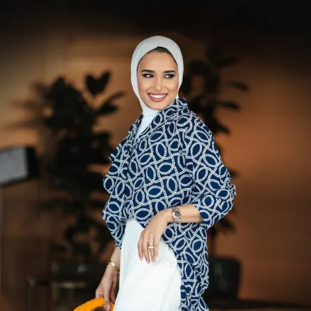 مريم الدوب بالبلوزة المزينة بالسلاسل