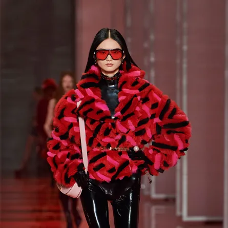 تنسيق المعطف الفرو القصير من فيرساتشي Versace