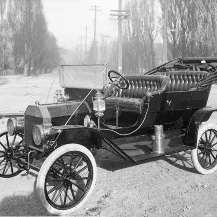 ما هي أول سيارة في العالم؟