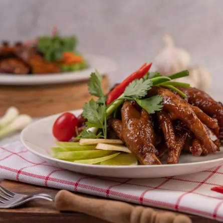 فوائد وأضرار أكل أرجل الدجاج (المصدر: Adobe.Stock)