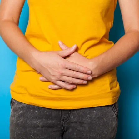 صورة لامرأة تضع يديها على بطنها