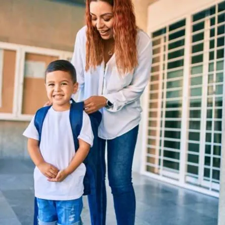 صورة لأم مع طفلها بعد انتهاء الدوام الدراسي