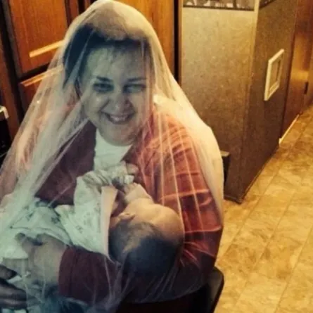 دلال عبد الحزيز تحضن حفيدتها كايلا - الصورة من حساب إيمي سمير غانم على إنستغرام