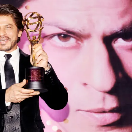 Indian Bollywood actor Shah Rukha Khan poses for a photograph with a National Yash Chopra Memorial Award in Mumbai on late February 25, 2017. STR / AFP