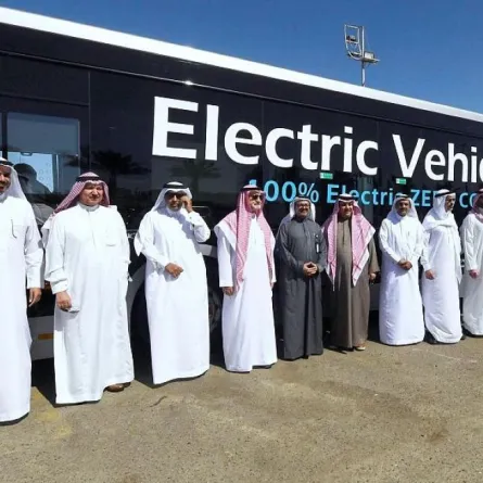 تدشين أول حافلة نقل عام كهربائية في السعودية.. تسير 300 كيلو في الشحنة الواحدة