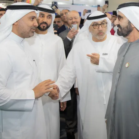 فهد الجلاجل في معرض الصحة العربي بجانب الشيخ محمد بن راشد - الصورة من حسابه الشخصي على تويتر