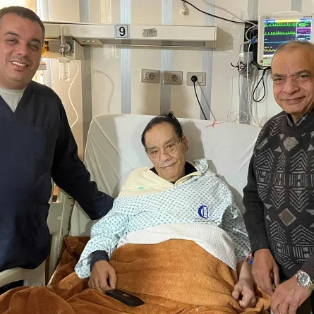 حلمي بكر من داخل العناية المركزة - الصورة من حساب الدكتور عاطف إمام على الفيس بوك