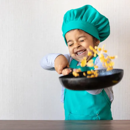 صورة لطفل يقلد الطهاة