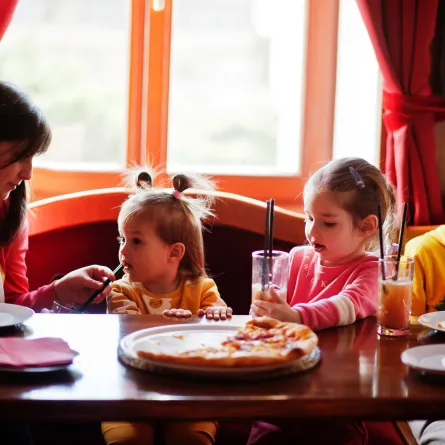 عمر السادسة والسابعة هي الأعمار المناسبة لتدريب الأطفال على قواعد الإتيكيت - الصورة من envato