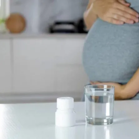 صورة لحامل تهتم بتناول مكملات الحديد