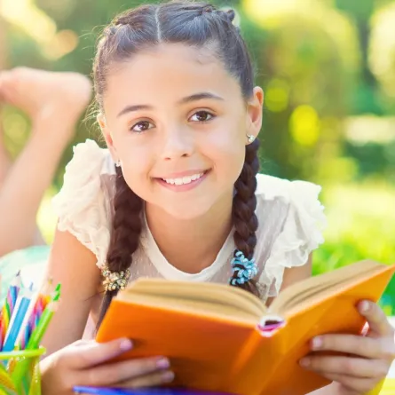 صورة لطفلة تقرأ