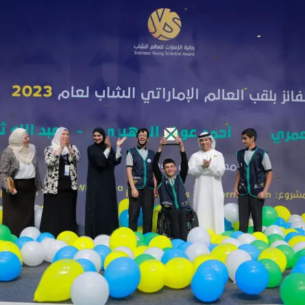 وزير التربية والتعليم يتوج الطلاب الفائزين بلقب "العالم الإماراتي الشاب". الصورة من "وام"