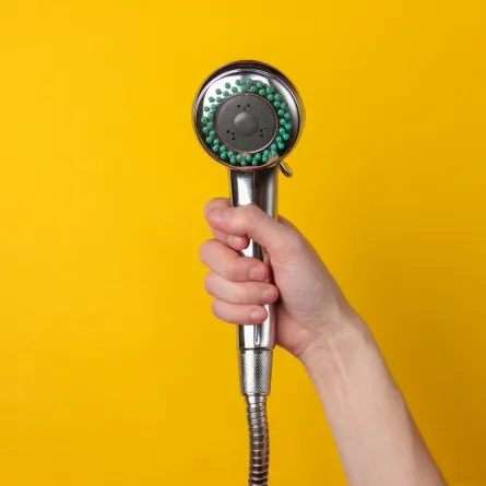 خطوات منزلية لتنظيف رأس "الدش" في الحمّام