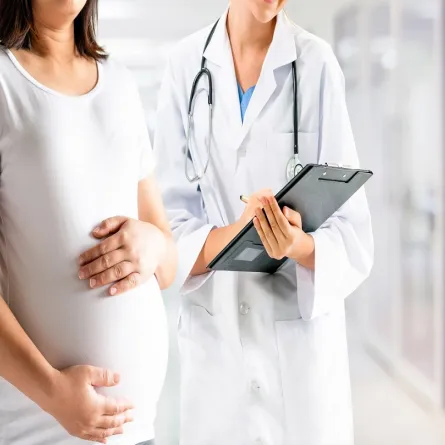 صورة لامرأة حامل مع طبيبها