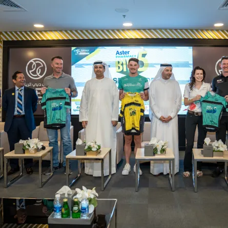  أبرز القمصان التي سيرتديها أبرز الدراجين المشاركين في السباق. الصورة من مكتب دبي الإعلامي