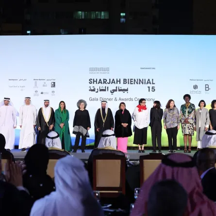 الشيخ سلطان والفائزون في صورة جماعية. الصورة من مكتب الشارقة الإعلامي