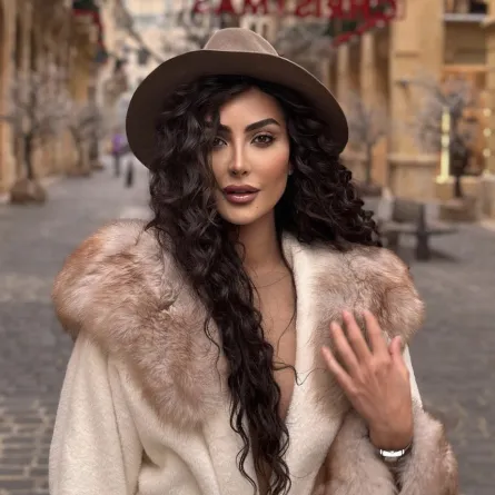 الشعر المجعد مع المكياج البني - الصورة من حساب نور الغندور على الانستغرام