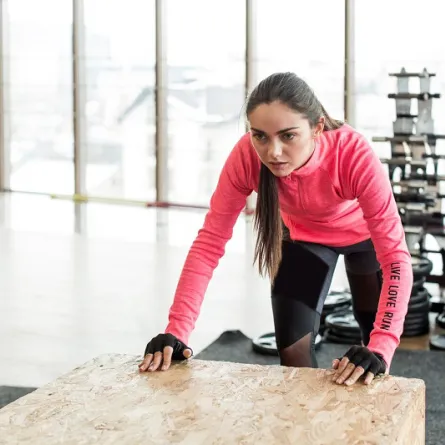 يساعد هذا التمرين على تقوية عضلات الذراعين (المصدر: freepik)