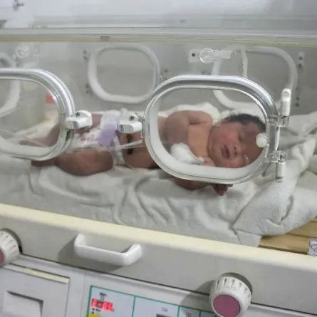 إخراج المولودة الجديدة حية في بلدة جنديريس بمنطقة عفرين شمال سوريا  February 7 2023 Rami al SAYED AFP